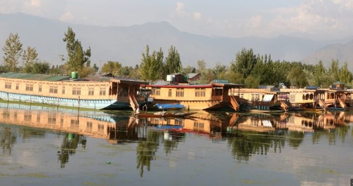 Govt. provides relief to Houseboat Owners and Shikarawalas